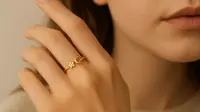 10 Model Cincin Emas yang Terlihat Simpel Tapi Bikin Tangan Terlihat Cantik, Koleksi Terbaru 2025