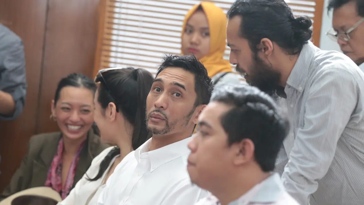 [Bintang] Alex Abbad dan Restu Sinaga