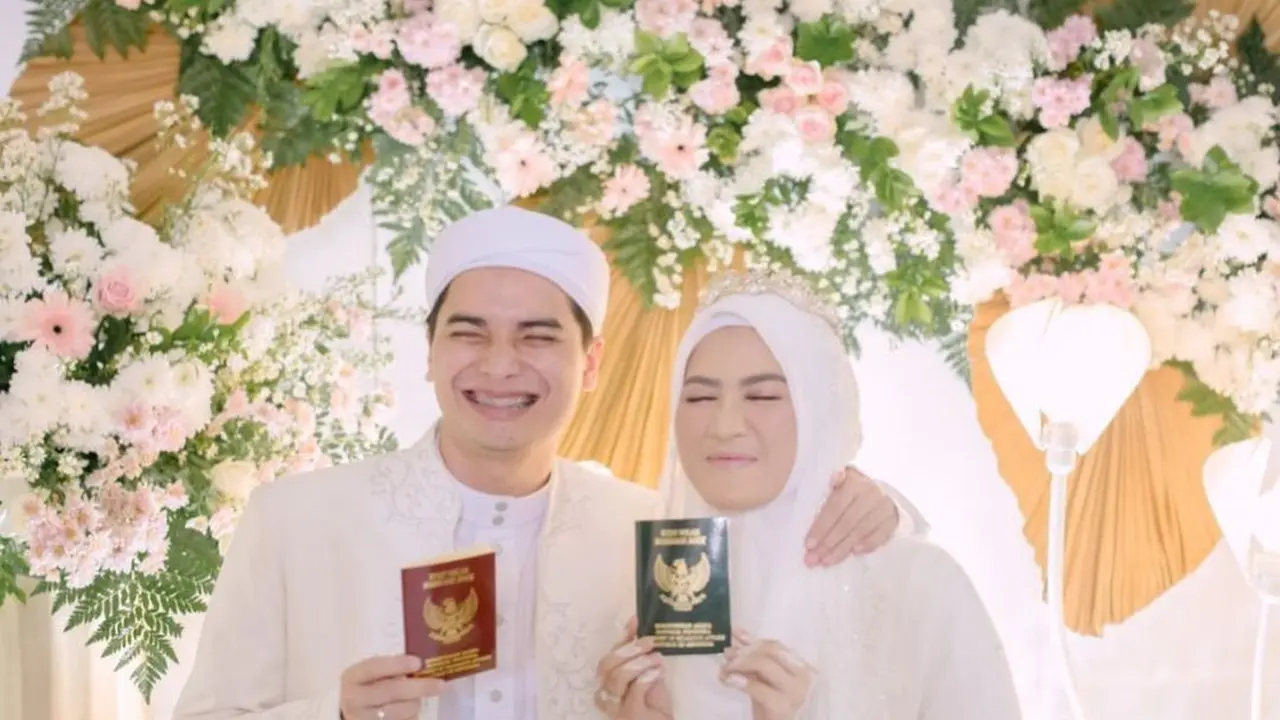 [Fimela] Potret Pernikahan Alvin Faiz dan Henny Rahman