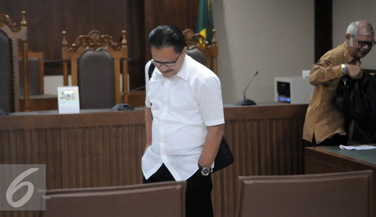 Hakim memvonis Bobby Reynold Mamahit 5 tahun penjara, denda 150 juta 3 bulan Subsider serta 180 juta uang pengganti Pengadilan Tipikor, Jakarta, Rabu (10/8). (Liputan6.com/Helmi Afandi)