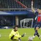 Penyerang PSG, Angel Di Maria, berusaha melewati kiper Manchester United, David de Gea, pada laga Liga Champions di Stadion Parc des Princes, Rabu (21/20/2020). MU menang dengan skor 2-1. (AP/Michel Euler)