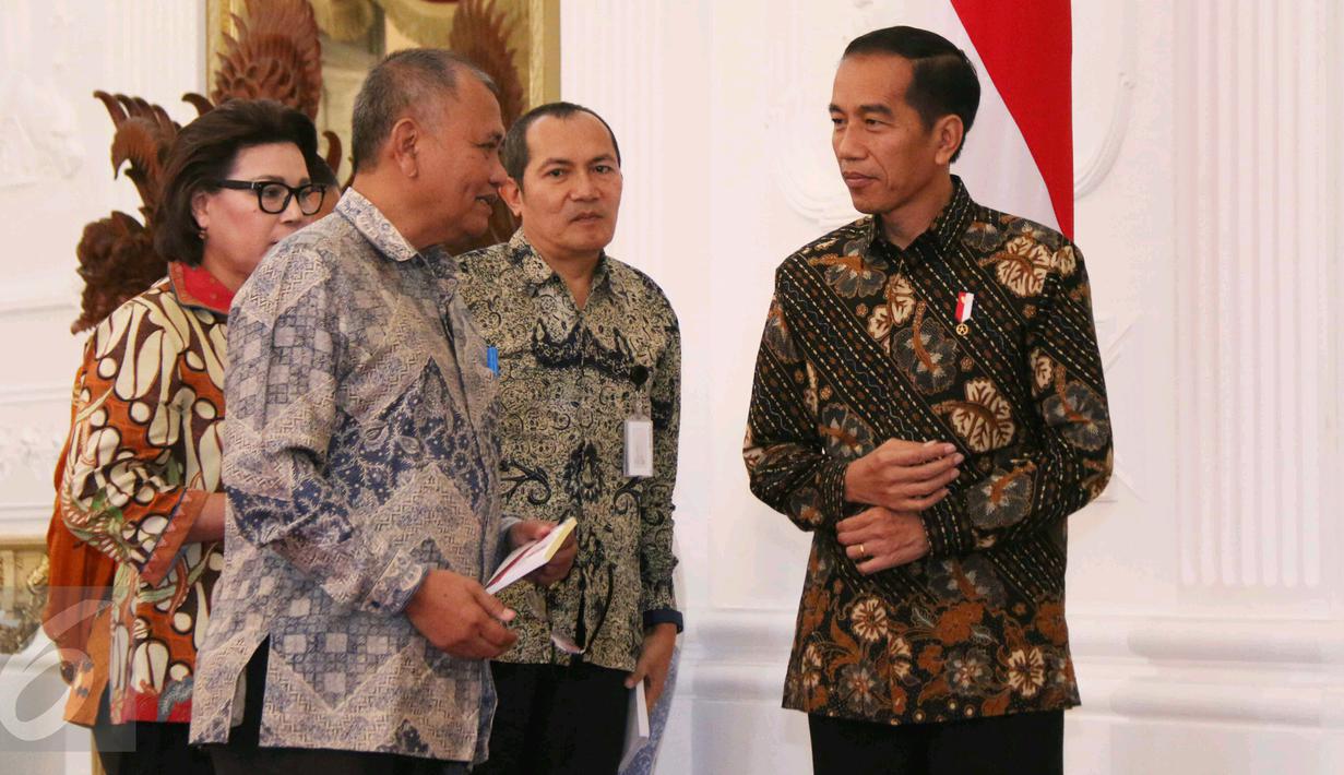 Presiden Joko Widodo (Jokowi) menerima pimpinan Komisi Pemberantasan Korupsi (KPK) di Istana Merdeka, Jakarta, Jumat (5/5). Mereka adalah Ketua KPK Agus Rahardjo, Basaria Pandjaitan, Saud Situmorang, dan Alexander Marwata. (Liputan6.com/Angga Yuniar)