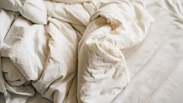 5 Penyebab Sprei Terasa Lembap Meski Tidak Terkena Air, Efeknya Tidak Main-Main