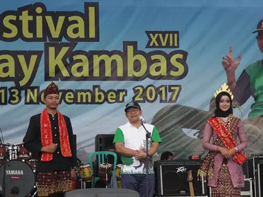 Ketua DPP PKB, Muhaimin Iskandar saat memberikan sambutan pada pembukaan Festival Way Kambas 2017, di Provinsi Lampung, Sabtu (11/11). Kegiatan yang digelar pada 11-13 November untuk mempromosikan potensi pariwisata setempat. (Liputan6.com/Pool/Agus)