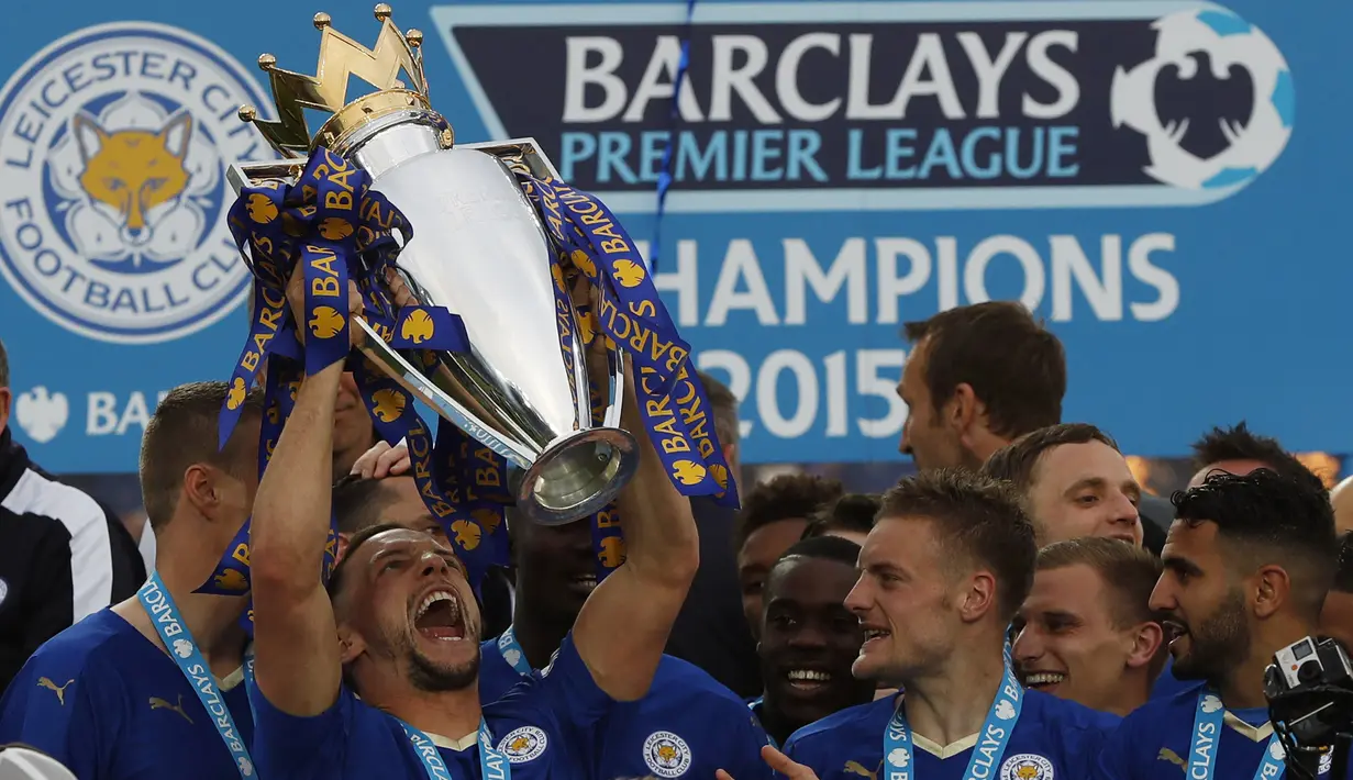 Gelandang Leicester City, Danny Drinkwater mengangkat trofi Premier League dalam perayaan gelar juara Liga Inggris 2015/2016 di King Power Stadium, Leicester (7/5/2016). Danny Drinkwater merupakan produk akademi Manchester United yang tak pernah mencicipi debut bersama tim senior. Ia akhirnya dilepas ke Leicester City pada tengah musim 2011/2012. Pada musim 2015/2016 ia sukses menjuarai Premier League bersama Leicester City. (AFP/Adrian Dennis)