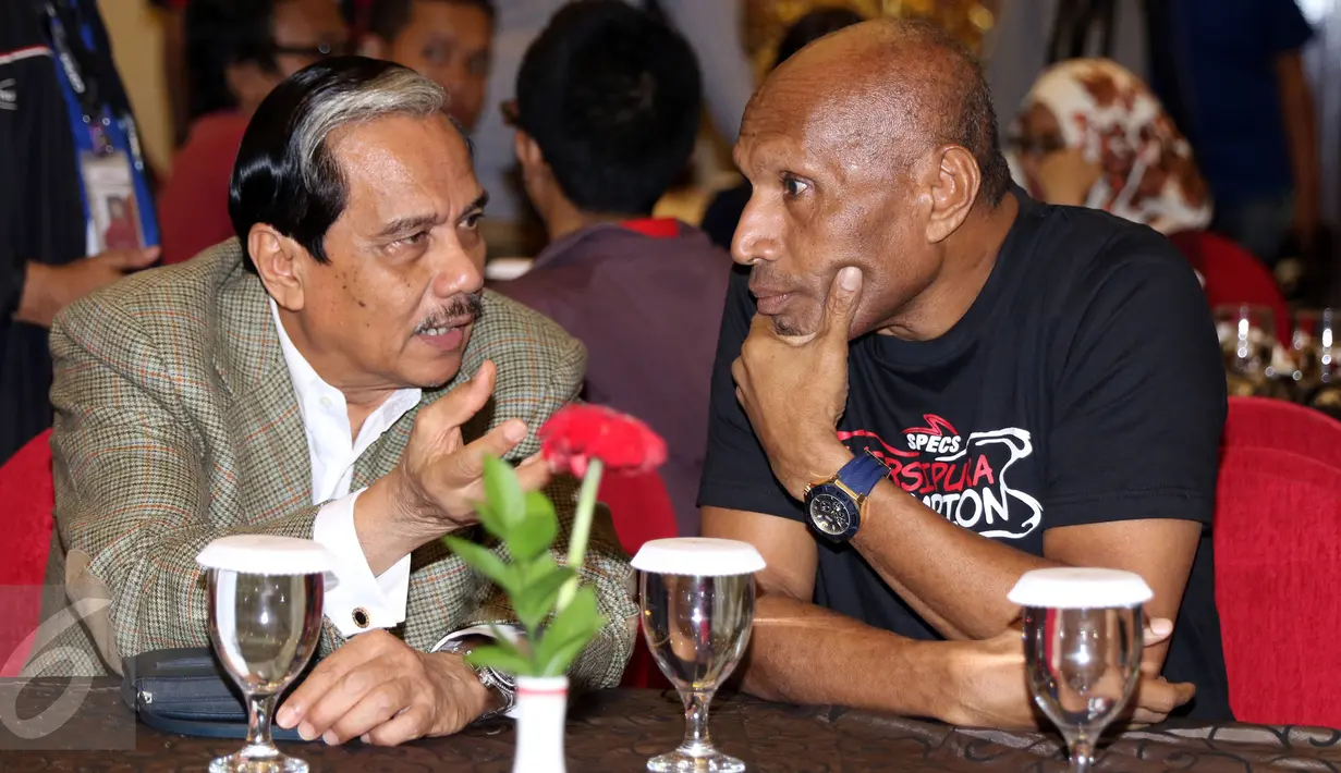 Presiden Direktur PT. Freeport Indonesia, Chappy Hakim (kiri) berbincang dengan Ketua Umum Persipura, Benhur Tomi Mano jelang penyerahan bonus di Jakarta, Jumat (6/1). Persipura menjadi juara TSC 2016 dengan 68 poin. (Liputan6.com/Helmi Fithriansyah)