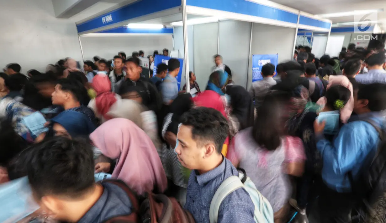 Para pencari kerja memadati Job Fair yang diadakan di Istora GBK, Jakarta, Rabu (19/9). Job Fair bertajuk Jakarta spektakuler "Job for Career" diikuti lebih dari 120 perusahaan BUMN, swasta skala nasional maupun internasional. (Liputan6.com/Faizal Fanani)