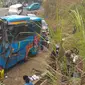 bus B 7056 SGA yang terjun ke jurang di Cikidang, Kabupaten Sukabumi, Jawa Barat. (Liputan6.com/Mulvi Mohammad)
