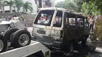 Kesal lantaran mobilnya diderek petugas, seorang pria bakar mobilnya sendiri (Nafiysul Qodar/Liputan6.com)