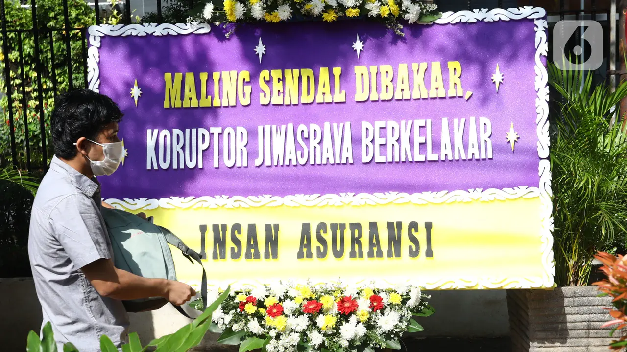 karangan bunga terpampang jelang vonis kasus jiwasraya