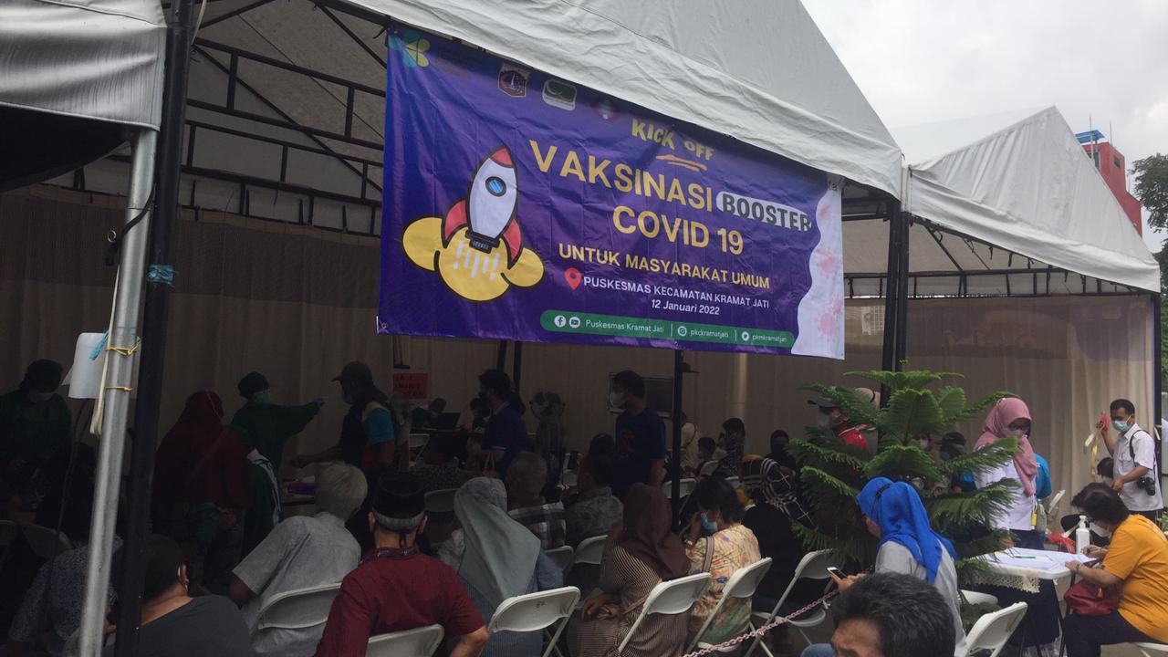 Vaksinasi booster Covid-19 di Puskesmas Kramat Jati, Jakarta Timur, Rabu (12/1/2022).