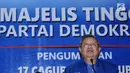 Ketua Umum Partai Demokrat, Susilo Bambang Yudhoyono saat mengumumkan nama bakal Cagub-Cawagub yang akan diusung pada Pilkada 2018, Jakarta, Minggu (7/1). Majelis Tinggi Partai Demokrat mengumumkan 17 pasang nama. (Liputan6.com/Helmi Fithriansyah)