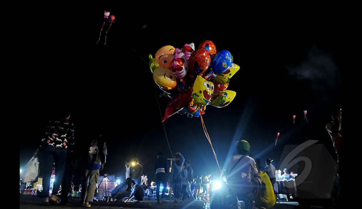 Setiap weekend, pengunjung  banyak menghabiskan malam di Benteng Kuto Besak, Palembang,  sembari menikmati pemandangan Jembatan Ampera. Foto diambil pada Sabtu (24/1/2015). (Liputan6.com/Johan Tallo)