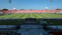 Pemandangan lapangan Stadion Kapten I Wayan Dipta, Gianyar, Bali, yang telah siap menggelar final Piala Presiden 2026 antara Persib Bandung dan Persebaya Surabaya. Partai puncak ini mempertemukan dua klub besar dengan sejarah panjang di sepak bola Indonesia yang telah puluhan kali bentrok di berbagai ajang. Persib melaju ke final setelah menyingkirkan Persija Jakarta 2-1, sedangkan Persebaya memastikan tiket usai mengalahkan Arema FC di babak semifinal. (KapanLagi.com/Budy Santoso)