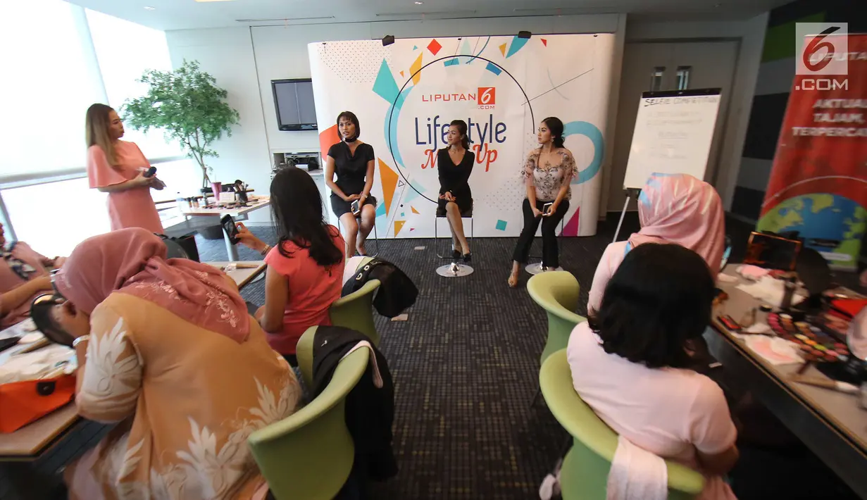 Para pembicara yang mengisi Lifestyle Meetup memberikan penjelasana saat kelas beauty workshop di SCTV Tower, Jakarta, Sabtu (12/8). Tyna Kanna Mirdad juga ikut membagikan tips kecantikan dan pengambilan foto di media sosialnya (Liputan6.com/Helmi Afandi)