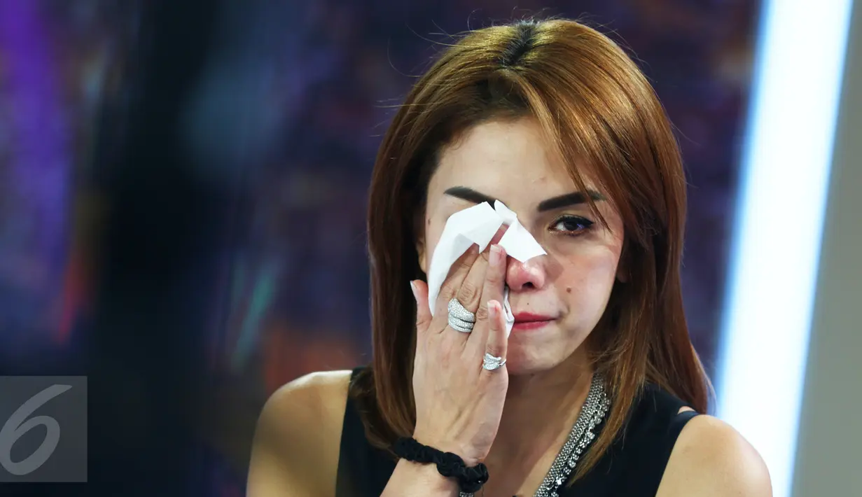 Aktris Nikita Mirzani mengusap air matanya saat ditemui di SCTV Tower, Senayan, Kamis (17/12). Wanita 29 tahun itu merasa dirugikan dan  harus memperbaiki diri atas tudingan dirinya sebagai pekerja seks komersial (PSK). (Liputan6.com/Yudha Gunawan)