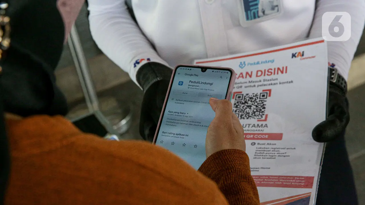 Uji Coba Aplikasi PeduliLindungi di Stasiun KRL