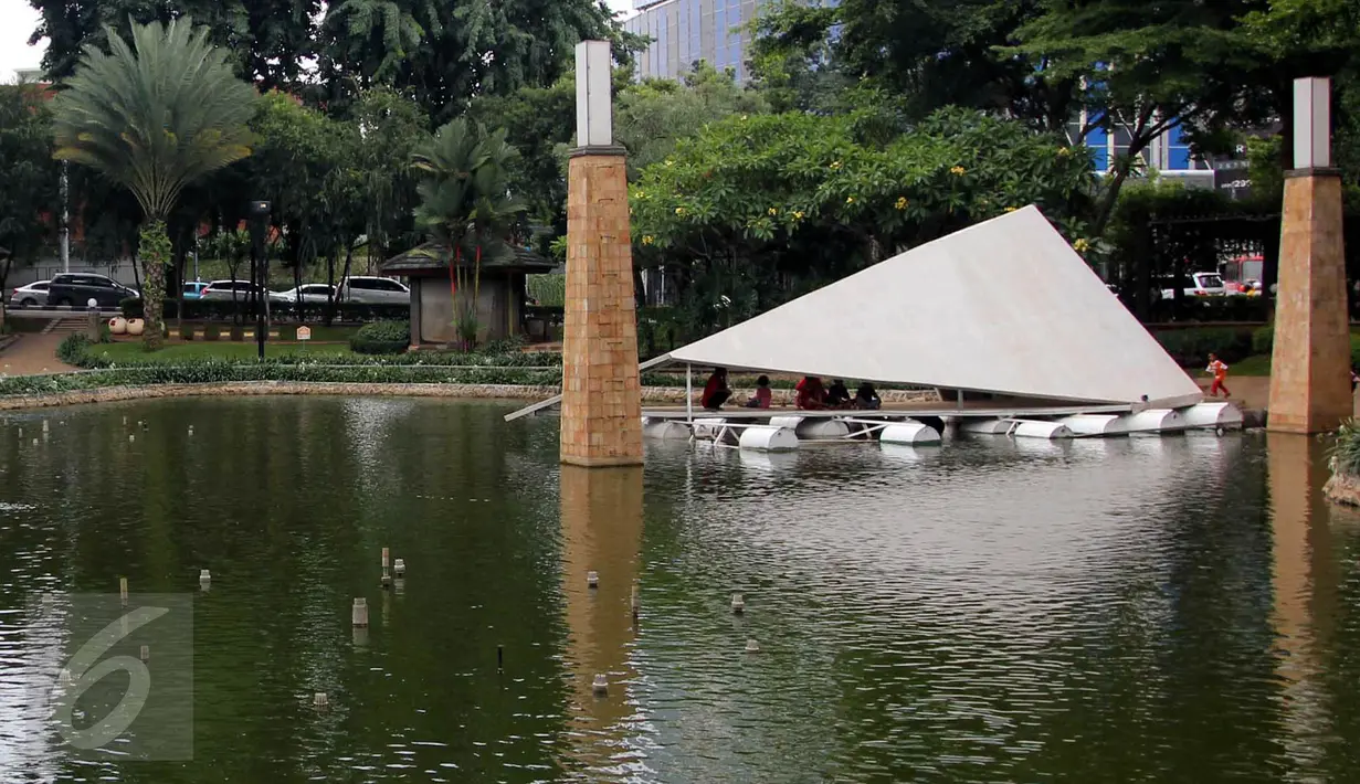 Suasana perpustakaan apung Taman Ayodya, Jakarta Selatan, Senin (4/1/2015). Keberadaan Perpustakaan apung yang diberi nama Ayodya Script menjadi daya tarik tersendiri untuk membiasakan budaya membaca. (Liputan6.com/Johan Tallo)