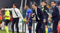 Pelatih Juventus, Massimiliano Allegri mengintruksikan pemainnya saat bertanding melawan Lazio pada lanjutan Liga Serie A Italia di Stadion Allianz di Turin, (14/10). Juventus kalah 2-1 atas Lazio. (Alessandro Di Marco / ANSA via AP)