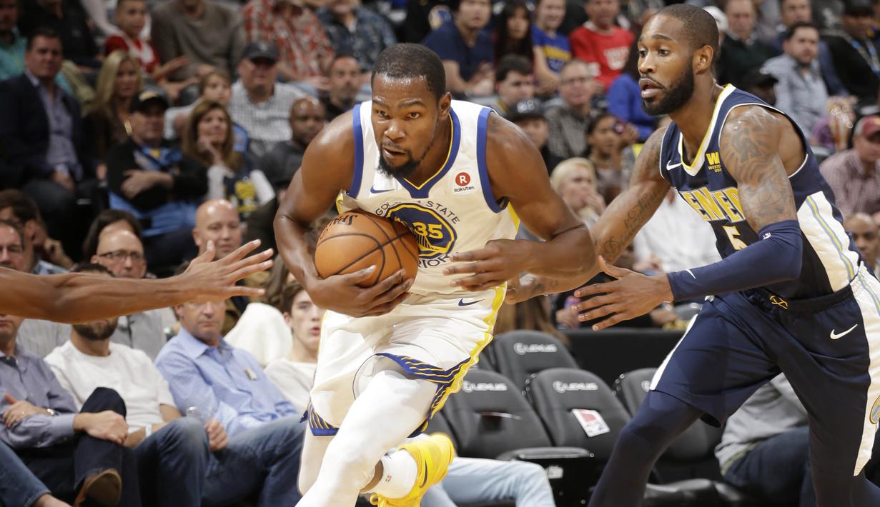 Pebasket Golden State Warriors, Kevin Durant, berusaha menghindari pebasket Denver Nuggets, Will Barton, pada laga NBA di Pepsi Center, Denver, Sabtu (4/11/2017). Warriors menang 127-108 atas Nuggets. (AP/Jack Dempsey)