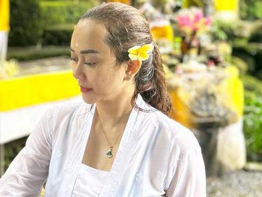 Ritual melukat belakangan ini kerap dilakukan oleh para artis saat mengunjungi Bali. Demikian dengan Aura Kasih yang baru-baru ini menjalani ritual melukat. Dalam kolom komentar, banyak warganet yang memuji penampilan ibu satu anak itu tampak menawan dengan kebaya putih.(Liputan6.com/IG/@aurakasih)