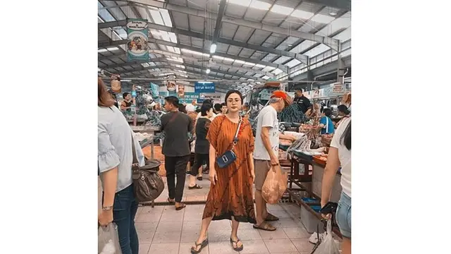 Tampil Percaya Diri, Ini Gaya 7 Seleb Saat Belanja di Pasar
