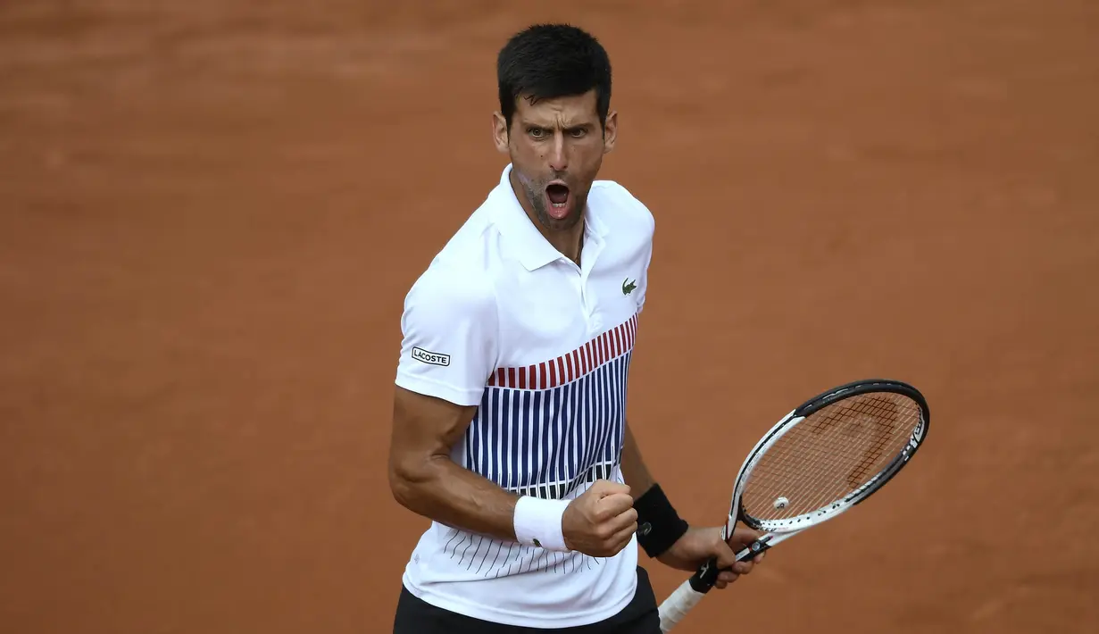 Petenis Serbia, Novak Djokovic, saat bertanding melawan petenis Argentina, Diego Schwartzman pada Prancis Terbuka 2017 di Stadion Roland Garros, Paris, Jumat (02/06/2017). (AFP/Lionel Bonaventure)