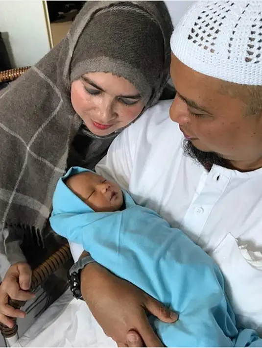 Sekitar tahun 2010 kabar mengejutkan lantaran Arifin Ilham dikabarkan poligami. Yuni Juga terlihat dekat dengan istri kedua suaminya. Rania Bawazier atau biasa disebut Umi Nia (Putri Yaman). Belum lama ini kembali diumumkan istri ketiganya Umi Akhtar.