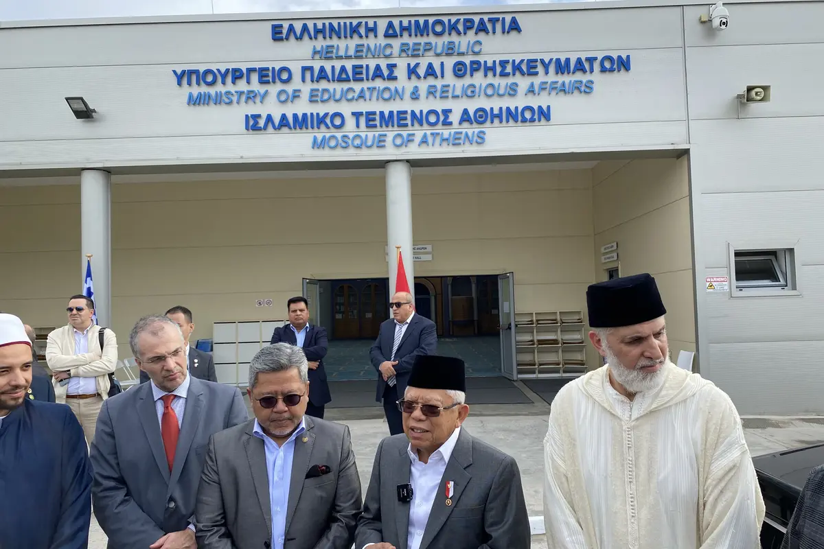 Ma’ruf mengajak berdoa bersama usai menjalankan shalat Jumat masjid pertama di kota Athena, yakni Athens Mosque pada Jumat (24/11/2023).