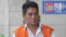 Hakim Pengadilan Negeri Jakarta Selatan, Irwan tiba untuk pemeriksaan di Gedung KPK, Jakarta, Jumat (14/12). Irwan  menjalani pemeriksaan perdana sebagai tersangka kasus dugaan suap penanganan perkara perdata di PN Jaksel. (Merdeka.com/Dwi Narwoko)