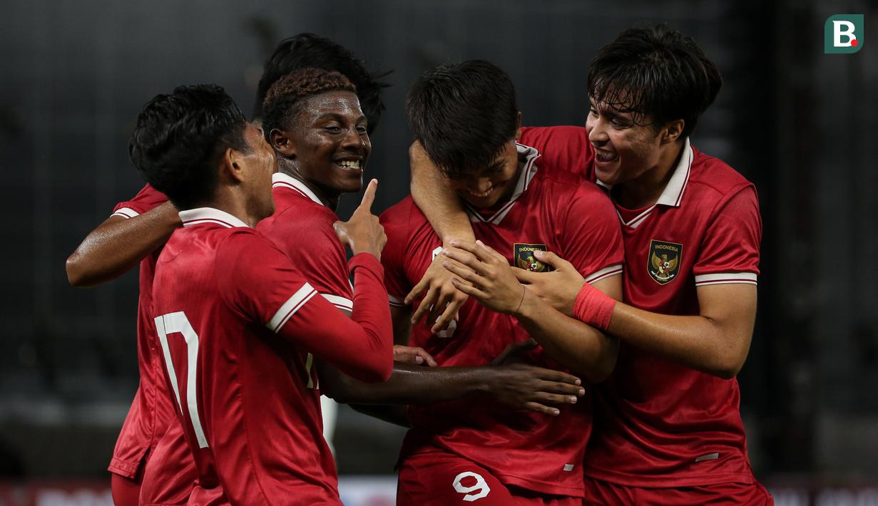 <p>Pemain Timnas Indonesia, Hokky Caraka (tengah) melakukan selebrasi bersama rekannya setelah mencetak gol keempat ke gawang Timnas Fiji pada laga International Friendly Match U-20 di Stadion Utama Gelora Bung Karno (SUGBK), Jakarta, Jumat (17/02/2023). Dalam laga tersebut Timnas Indonesia U-20 menang telak 4-0 atas Fiji. Tiga gol Garuda Nusantara lainnya tercipta berkat Arkhan Fikri, Kakang Rudianto, dan Resa Aditya. (Bola.com/Bagaskara Lazuardi)</p>