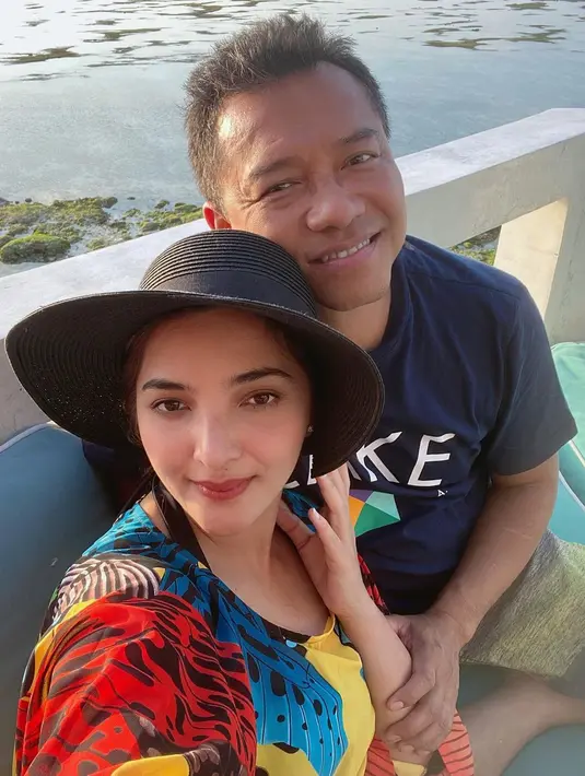 Ashanty pun kini menyadari bahwa dengan berbaik sangka terhadap orang lain akan membuat hidup menjadi lebih ringan. Ia mengaku bangga dengan sikap Anang yang selalu membuatnya menjadi orang yang positif. (Instagram/ashanty_ash)