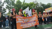 Sejumlah Serikat Buruh dari sejumlah organisasi menggelar Demontasi di Balaikota DKI Jakarta pada Senin (12/9/2022). (Dok. Liputan6.com/Winda Nelfira)