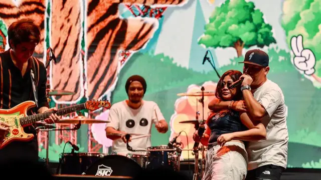 Jadi Vokalis, Ini 7 Momen Potret Gading Marten Manggung dengan Andre Taulany & Friends