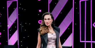Menjadi juri di Indonesia's Next Top Model, Luna Maya tampil modis dengan dress pink dengan motif abstrak dari Louis Vuitton. Dress cantik ini dipadukan dengan cardigan hitam dan boot heels berwarna hitam merah (instagram/lunamaya)