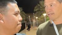 Jurnalis Bola.com, Hery Kurniawan, berbincang dengan jurnalis Belanda berdarah Indonesia, Neal Petersen, jelang laga Timnas Indonesia vs Arab Saudi pada putaran 4 Kualifikasi Piala Dunia 2026. (Bola.com/Hery Kurniawan)