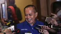 Syarief Hasan menjelaskan rapat pleno Partai Demokrat membahas evalusi di Pilkada 2017 dan konsolidasi di Pilkada serentak 2018 nanti, Jakarta, Senin (6/3). (Liputan6.com/Faizal Fanani)
