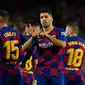 Luis Suarez mempersembahkan golnya ke gawang Valencia untuk anak dari mantan pelatih Barcelona, Luis Enrique. (AFP/Pau Barrena)