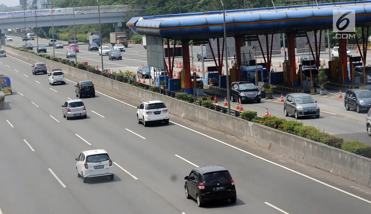  Sejumlah kendaraan melintasi kawasan gerbang tol Cibubur Utama, Jakarta, Jumat (8/9). Pasca perubahan sistem transaksi jalan tol Jagorawi menjadi sistem terbuka atau satu tarif, arus lalu lintas terlihat lebih lancar. (Liputan6.com/Helmi Fithriansyah) 