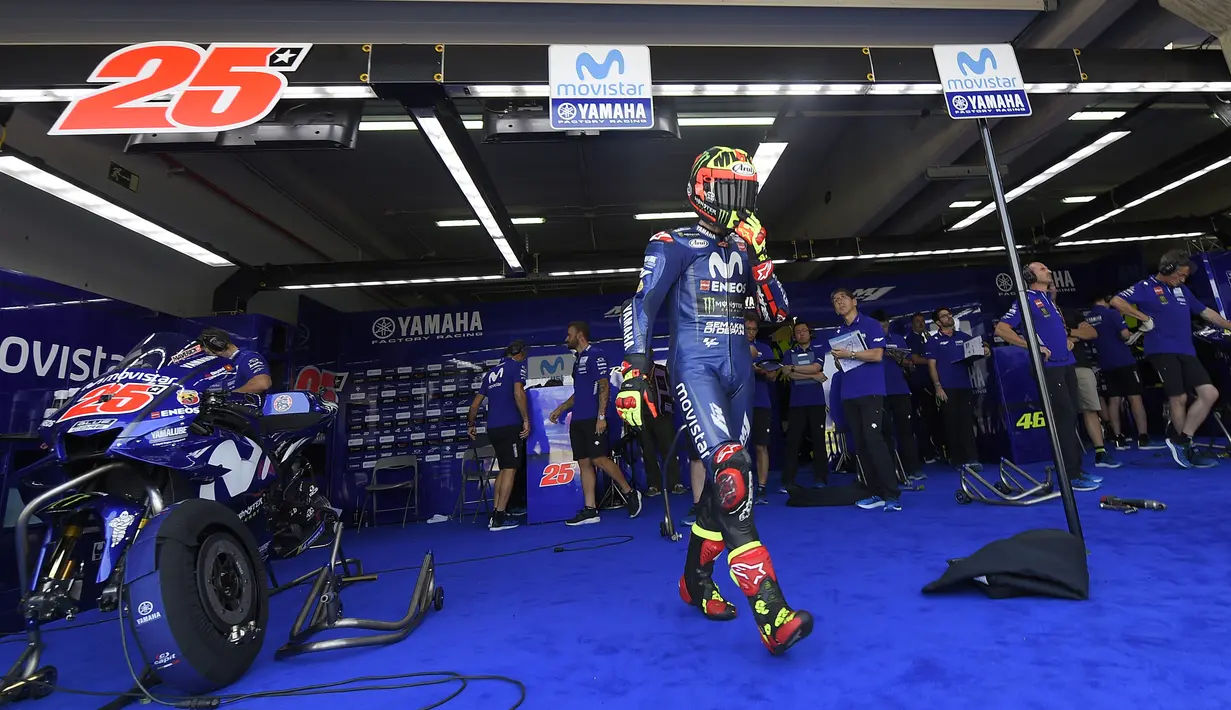 Pebalap Movistar Yamaha, Valentino Rossi, berjalan usai sesi latihan MotoGP Aragon di Sirkuit Aragon, Spanyol, Sabtu (21/9/2018). Pada sesi latihan ini, pria Italia itu hanya menduduki posisi kesembilan. (AFP/Jose Jordan)