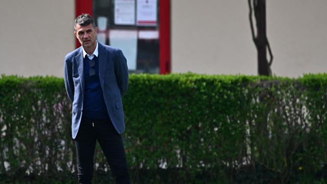 Foto: Gaya Paolo Maldini Pantau Latihan AC Milan Jelang Lawan Napoli di Leg Pertama Perempat Final Liga Champions 2022 / 2023