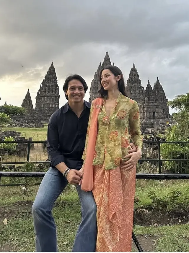 Ameera Khan Model Asal Malaysia Kekasih Jefri Nichol mengenakan kebaya. [@littlemisskhan]