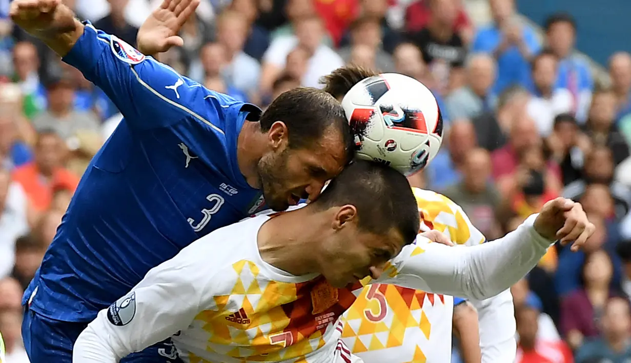 Pemain Spanyol, Alvaro Morata berduel dengan pemain Italia, Giorgio Chiellini pada babak 16 besar Piala Eropa 2016 di Stade de France, St. Denis, Prancis, Senin (27/6/2016). (EPA/Georgi Licovski)