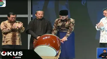 Berbalut sarung biru dan kemeja batik, Presiden Joko Widodo (Jokowi) membuka Muslim Fashion Festival (Muffest) 2018, di Jakarta Convention Center (JCC).