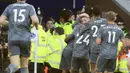 Para pemain Leicester City merayakan gol yang dicetak oleh Jamie Vardy ke gawang Everton pada laga Premier League di Stadion Goodison Park, Selasa (1/1). Leicester City menang 1-0 atas Everton. (AP/Peter Byrne)