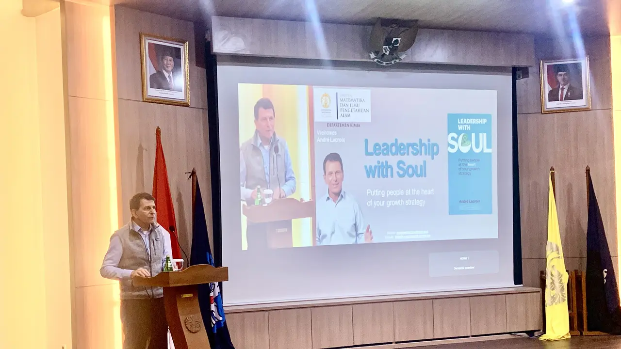 CEO Intertek Group, André Lacroix membagikan tips menjalankan kepemimpinan dalam kegiatan kuliah umum di Universitas Indonesia (UI), Rabu (22/1/2025). (Foto: Liputan6.com/Natasha K)