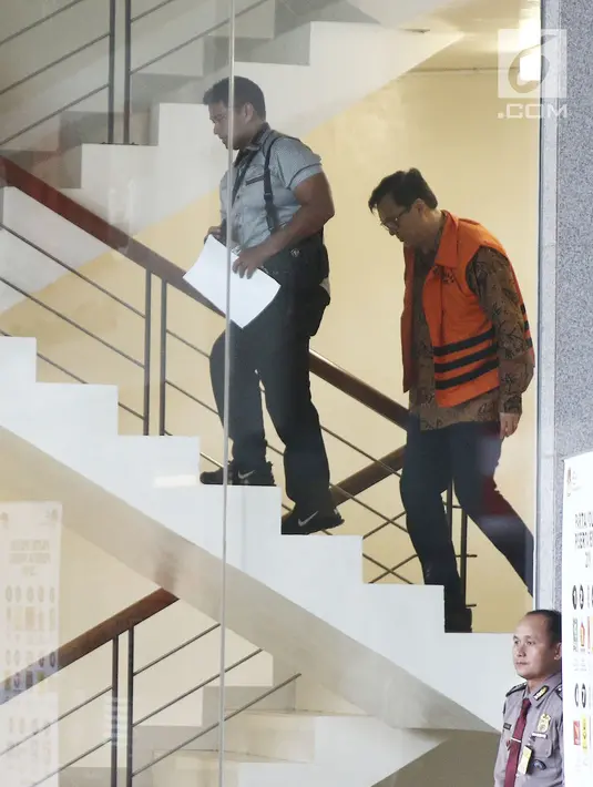 Mantan Direktur Operasional Lippo Group Billy Sindoro menaiki tangga akan menjalani pemeriksaan di gedung KPK, Jakarta, Kamis (13/12). Billy menjadi tersangka terkait dugaan suap perizinan proyek pembangunan Meikarta. (Liputan6.com/Herman Zakharia)