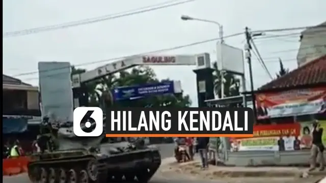 Empat sepeda motor dan satu gerobak penjual gorengan rusak akibat diseruduk tank TNI di Jalan Raya Cipatat, Kabupaten Bandung Barat, Jawa Barat. Tidak ada korban jiwa dalam insiden tersebut. TNI telah mengganti kerugian pedagang tersebut.