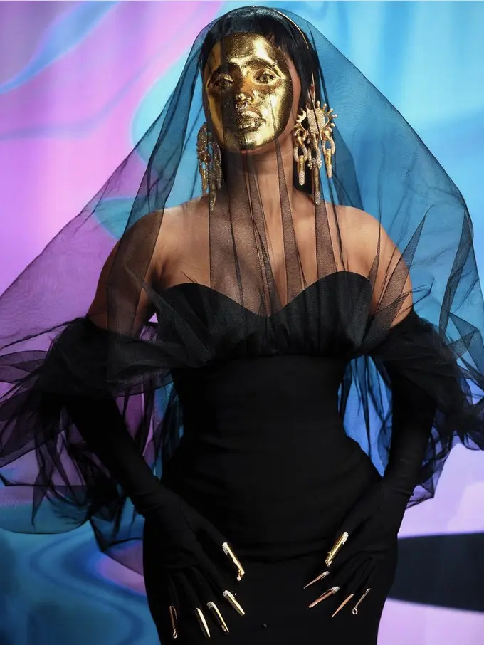 Cardi B Tampil Dramatis Menutupi Wajahnya dengan Topeng Emas di AMAs 2021