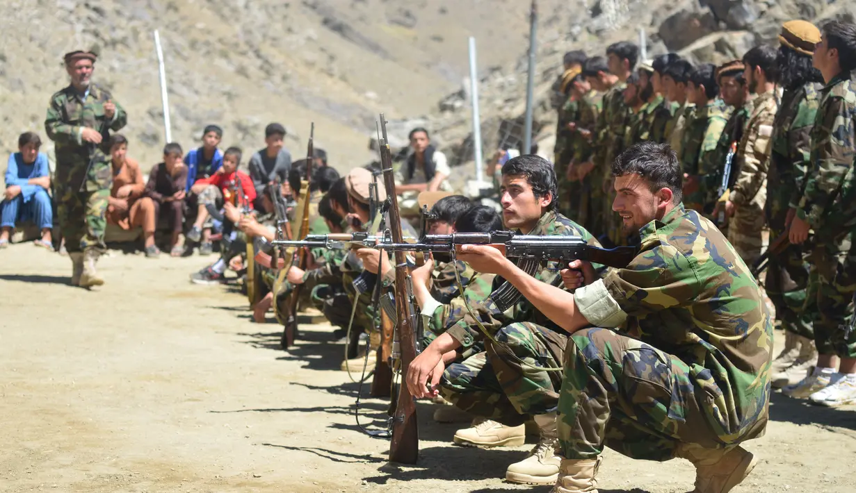 Gerakan perlawanan Afghanistan dan pasukan pemberontakan anti-Taliban mengambil bagian dalam pelatihan militer di daerah Abdullah Khil, Distrik Dara, Provinsi Panjshir, Afghanistan, 24 Agustus 2021. Panjshir jadi satu-satunya wilayah Afghanistan yang belum dikuasai Taliban. (Ahmad SAHEL ARMAN/AFP)